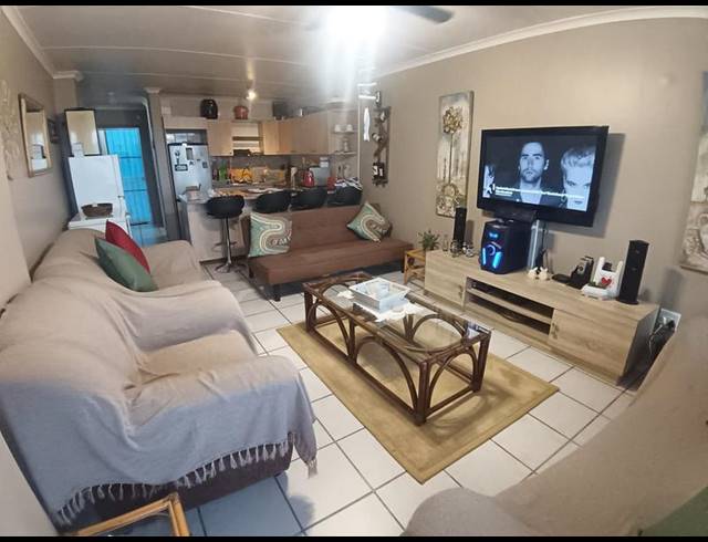 2 BEDROOM APARTMENT FOR SALE IN UVONGO BEACH
